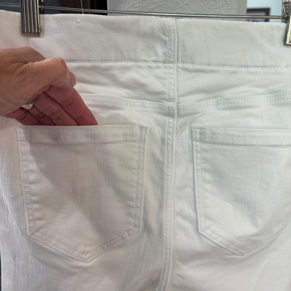 Liverpool Los Angeles "Chloe" Pull-on Bermuda Shorts - White Size 0/25 - Picture 7 of 11